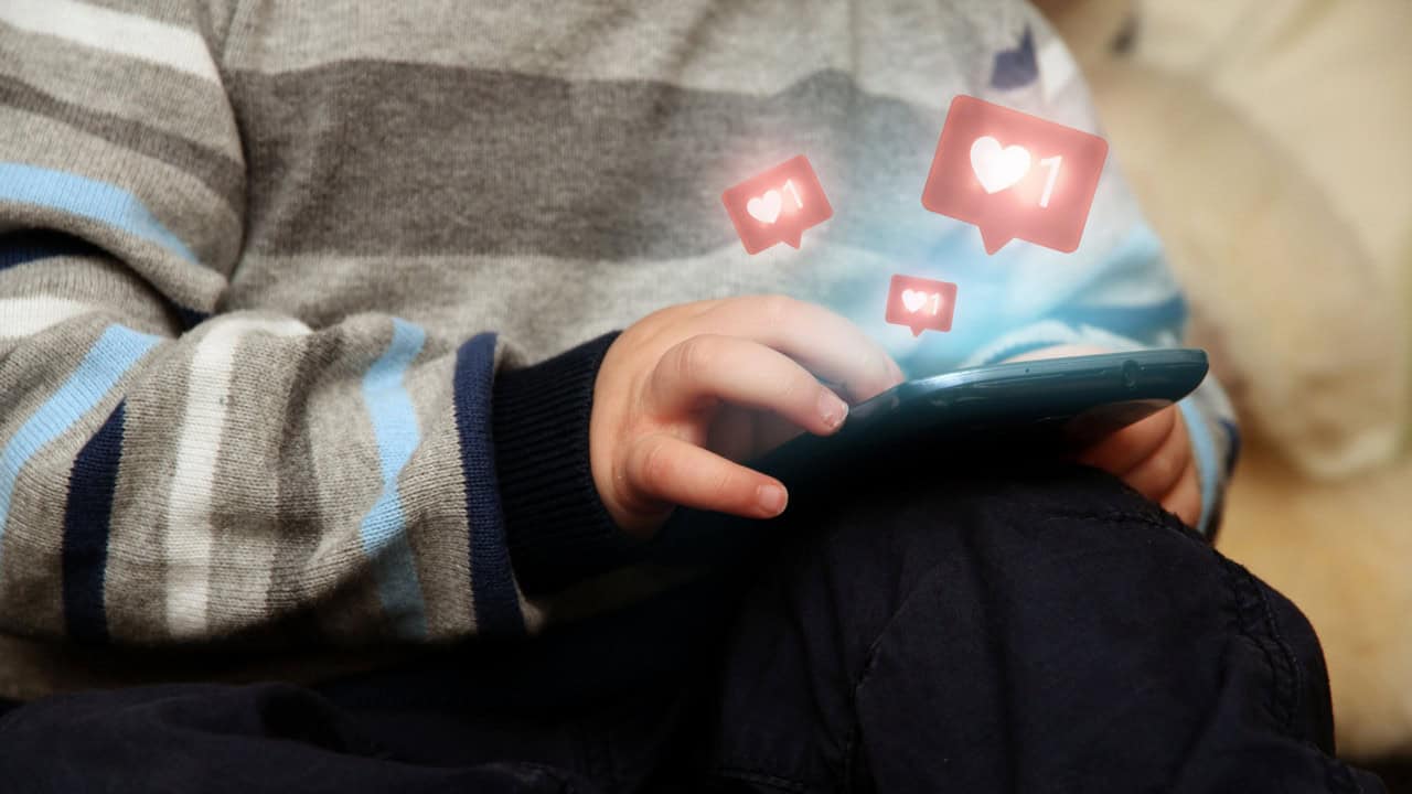 Grécia aprova lei que bane redes sociais para menores de 15 anos