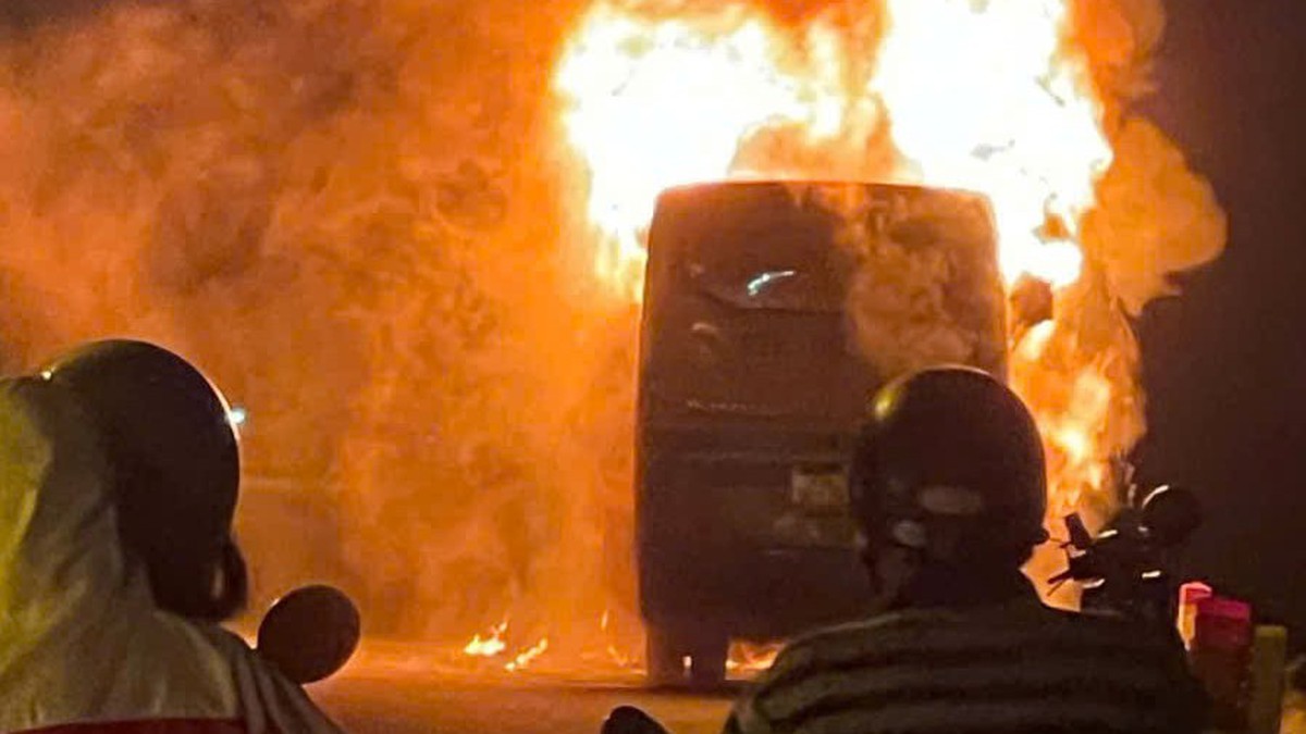 O ônibus em movimento pegou fogo violentamente