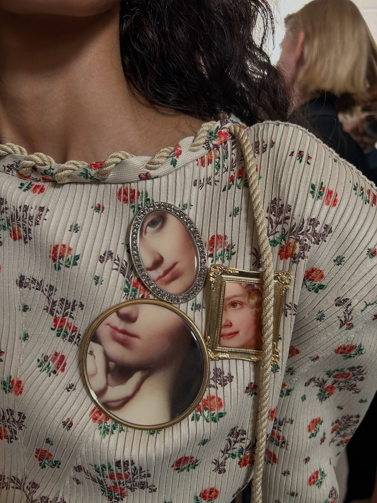 Acne Studios transforma referências dos séculos 17 e 18 em acessórios