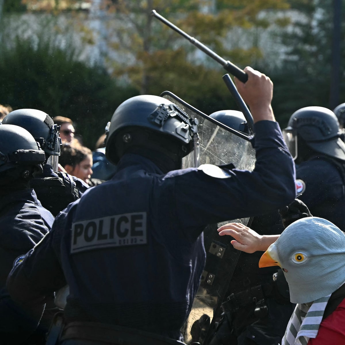 Protestos estudantis na França têm confronto com a polícia e prisões em massa