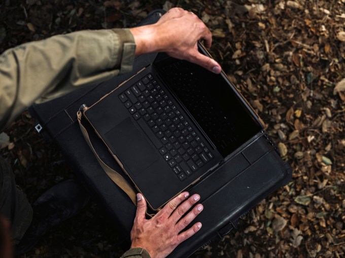 Anduril e a Qualcomm lançam o BlueChip, um novo tipo de laptop feito nos EUA