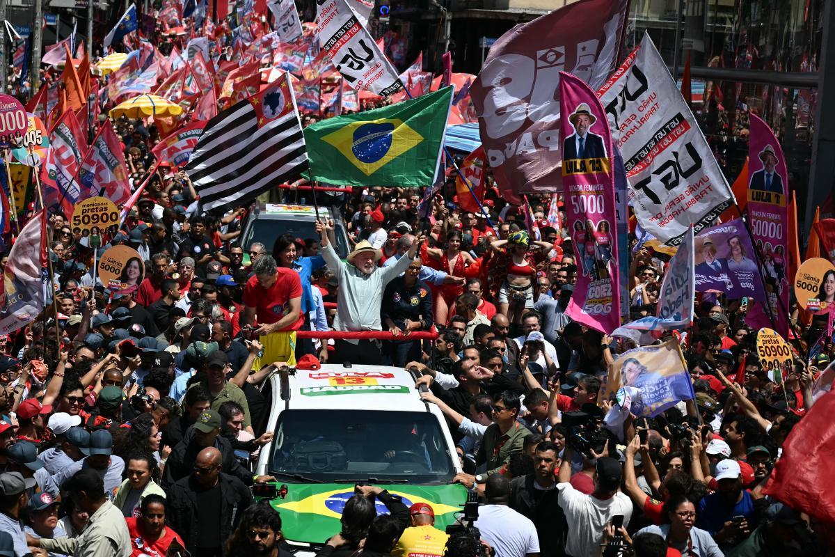 Lula e Flávio Bolsonaro encerram a campanha antes das eleições apertadas