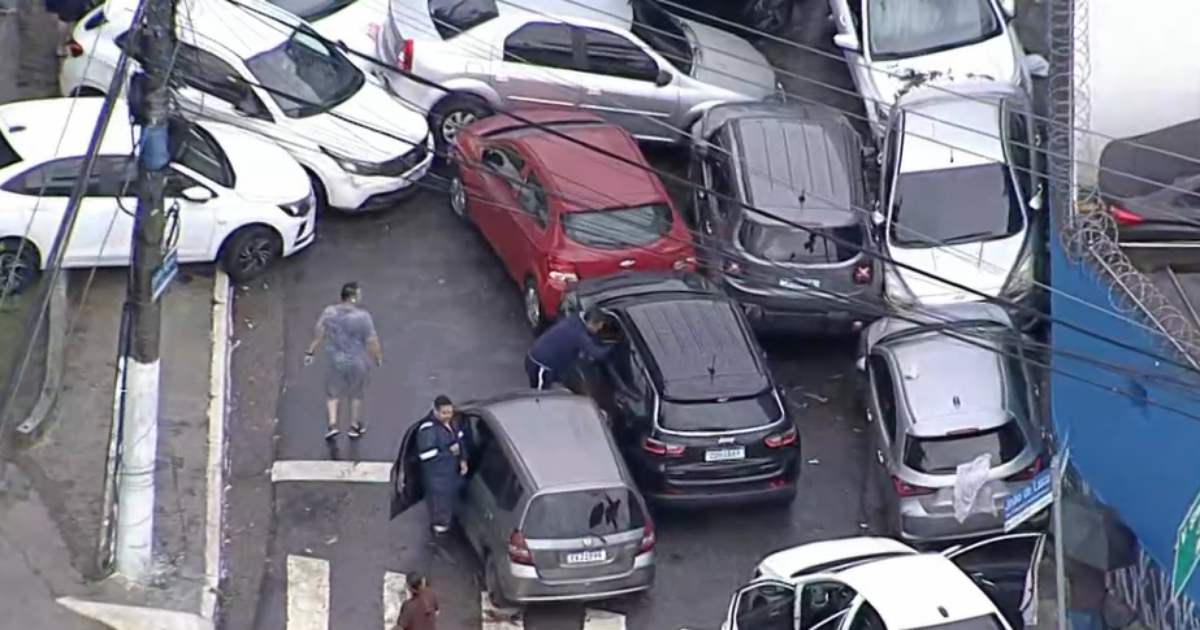 Carros são arrastados por enchente, ficam amontoados e bloqueiam rua na Zona Sul de São Paulo após temporal