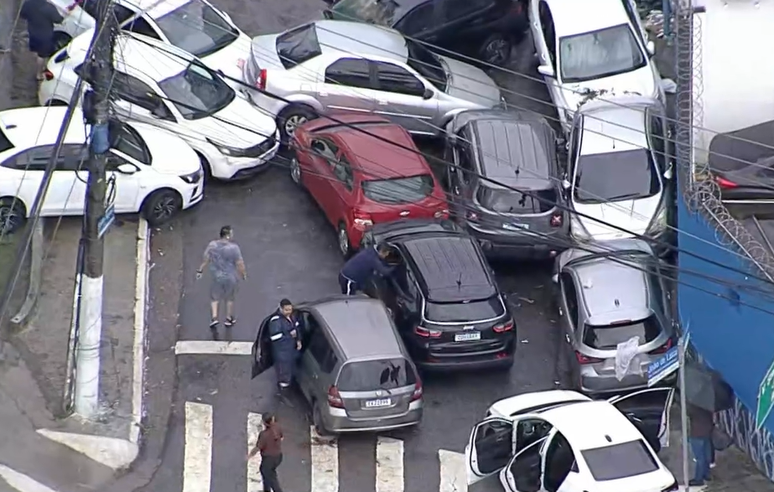 Carros são arrastados por enchente, ficam amontoados e bloqueiam rua na Zona Sul de São Paulo após temporal