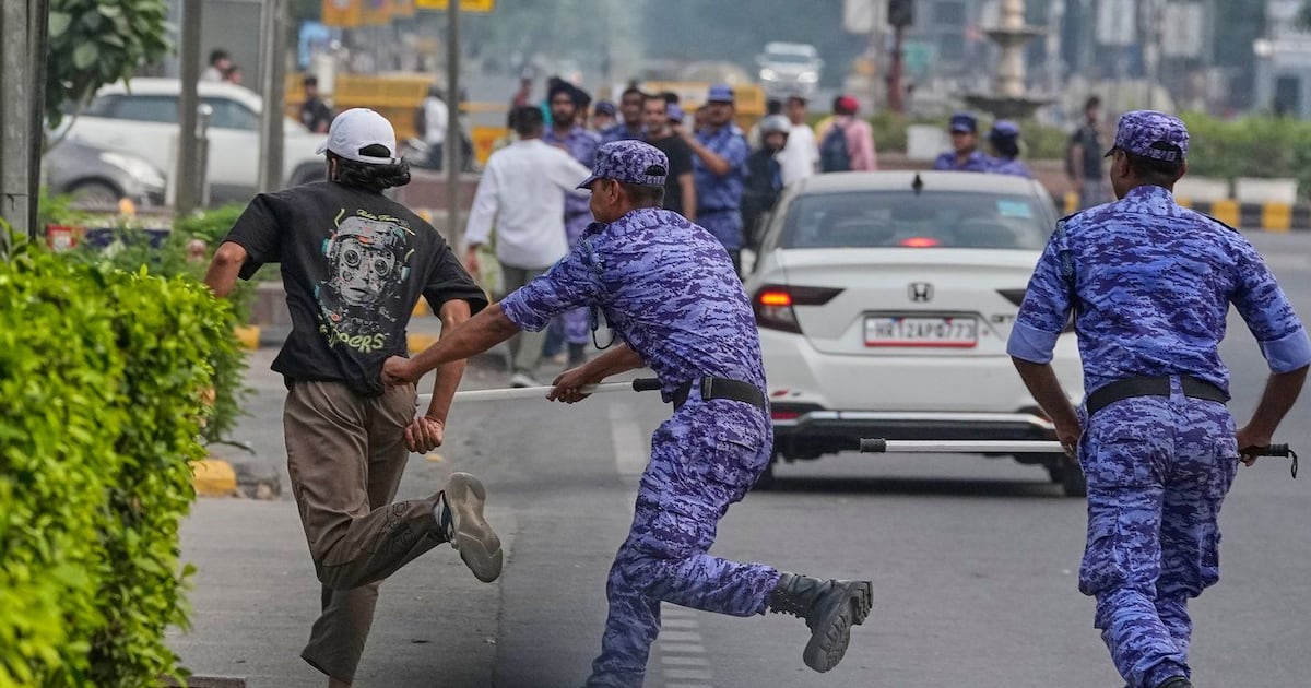 A Índia endure uma repressão contra protestos de jovens enquanto cresce o descontentamento contra Modi e o chefe das eleições