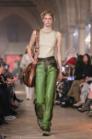 Acne Studios transforma referências dos séculos 17 e 18 em acessórios