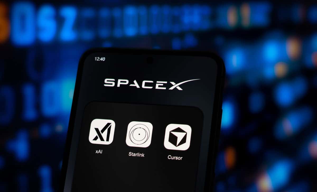 Logo da SpaceX, logo acima dos apps da xAI, Grok e Starlink em um celular