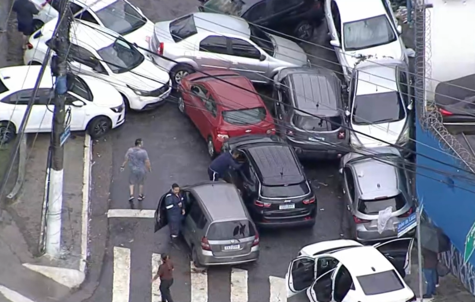 Carros s&atilde;o arrastados por enchente e bloqueiam rua na Zona Sul de S&atilde;o Paulo ap&oacute;s temporal