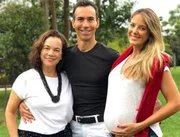 Ticiane Pinheiro, César Tralli e a sogra, dona Edna, posam juntos