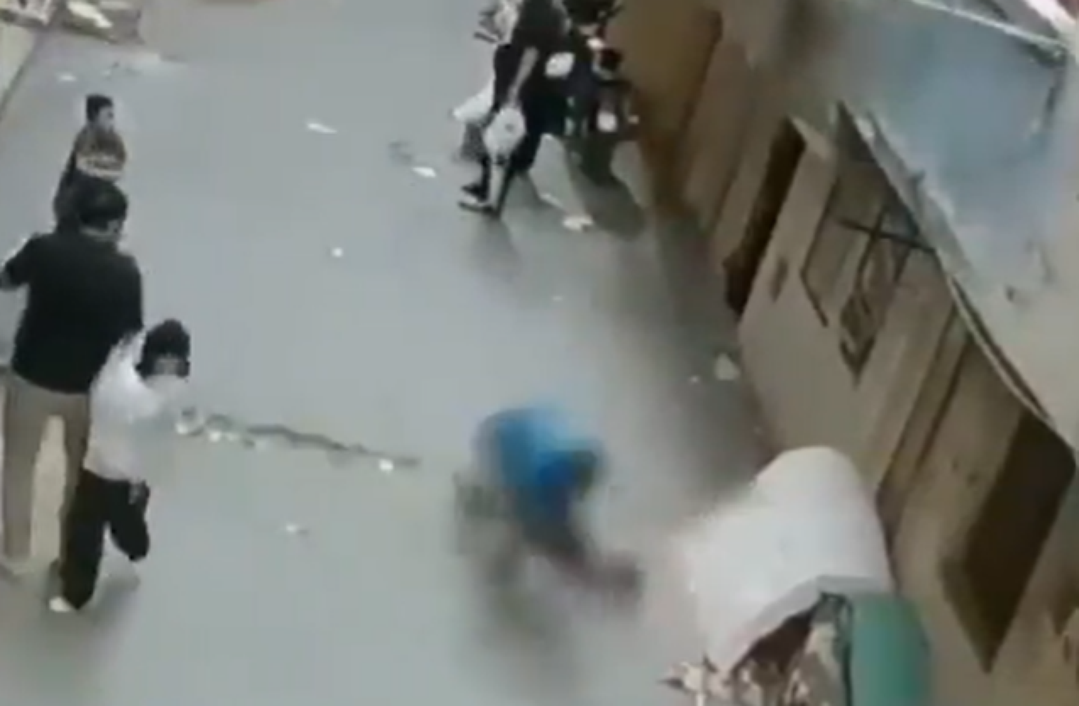 Homem salva crian&ccedil;a que caiu de pr&eacute;dio segundos antes de atingir o ch&atilde;o